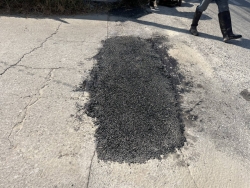 43021.jpg - เทศบาลตำบลสันป่าตอง พร้อมกับกองช่าง เทศบาลตำบลสันป่าตองได้ดำเนินการซ่อมแซมถนนที่เปนหลุมเป็นบ่อ ภายในเขตเทศบาลฯ ทั้งนี้เพื่อความปลอดภัยแก่ผู้สัญจรไปมา | https://www.sanpatong.go.th