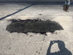 43022.jpg - เทศบาลตำบลสันป่าตอง พร้อมกับกองช่าง เทศบาลตำบลสันป่าตองได้ดำเนินการซ่อมแซมถนนที่เปนหลุมเป็นบ่อ ภายในเขตเทศบาลฯ ทั้งนี้เพื่อความปลอดภัยแก่ผู้สัญจรไปมา | https://www.sanpatong.go.th