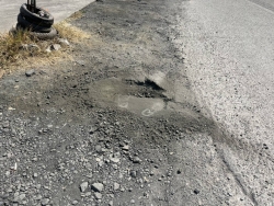 43028.jpg - เทศบาลตำบลสันป่าตอง พร้อมกับกองช่าง เทศบาลตำบลสันป่าตองได้ดำเนินการซ่อมแซมถนนที่เปนหลุมเป็นบ่อ ภายในเขตเทศบาลฯ ทั้งนี้เพื่อความปลอดภัยแก่ผู้สัญจรไปมา | https://www.sanpatong.go.th