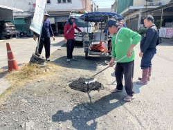 43029.jpg - เทศบาลตำบลสันป่าตอง พร้อมกับกองช่าง เทศบาลตำบลสันป่าตองได้ดำเนินการซ่อมแซมถนนที่เปนหลุมเป็นบ่อ ภายในเขตเทศบาลฯ ทั้งนี้เพื่อความปลอดภัยแก่ผู้สัญจรไปมา | https://www.sanpatong.go.th