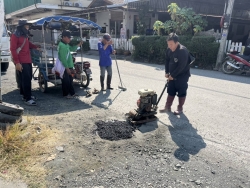 43030.jpg - เทศบาลตำบลสันป่าตอง พร้อมกับกองช่าง เทศบาลตำบลสันป่าตองได้ดำเนินการซ่อมแซมถนนที่เปนหลุมเป็นบ่อ ภายในเขตเทศบาลฯ ทั้งนี้เพื่อความปลอดภัยแก่ผู้สัญจรไปมา | https://www.sanpatong.go.th