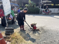 43031.jpg - เทศบาลตำบลสันป่าตอง พร้อมกับกองช่าง เทศบาลตำบลสันป่าตองได้ดำเนินการซ่อมแซมถนนที่เปนหลุมเป็นบ่อ ภายในเขตเทศบาลฯ ทั้งนี้เพื่อความปลอดภัยแก่ผู้สัญจรไปมา | https://www.sanpatong.go.th