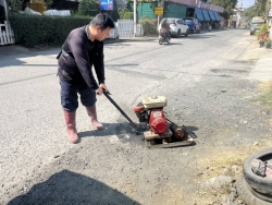 43032.jpg - เทศบาลตำบลสันป่าตอง พร้อมกับกองช่าง เทศบาลตำบลสันป่าตองได้ดำเนินการซ่อมแซมถนนที่เปนหลุมเป็นบ่อ ภายในเขตเทศบาลฯ ทั้งนี้เพื่อความปลอดภัยแก่ผู้สัญจรไปมา | https://www.sanpatong.go.th