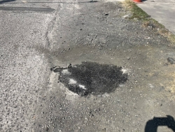 43034.jpg - เทศบาลตำบลสันป่าตอง พร้อมกับกองช่าง เทศบาลตำบลสันป่าตองได้ดำเนินการซ่อมแซมถนนที่เปนหลุมเป็นบ่อ ภายในเขตเทศบาลฯ ทั้งนี้เพื่อความปลอดภัยแก่ผู้สัญจรไปมา | https://www.sanpatong.go.th