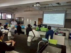 249612_0.jpg - โครงการส่งเสริมการเรียนรู้ตามอัธยาศัยให้กับประชาชนในเขตเทศบาลตำบลสันป่าตอง กิจกรรมการทำผลิตภัณฑ์คอสเมติค ลิปมันจากสารสกัดธรรมชาติ | https://www.sanpatong.go.th