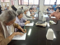 249613_0.jpg - โครงการส่งเสริมการเรียนรู้ตามอัธยาศัยให้กับประชาชนในเขตเทศบาลตำบลสันป่าตอง กิจกรรมการทำผลิตภัณฑ์คอสเมติค ลิปมันจากสารสกัดธรรมชาติ | https://www.sanpatong.go.th