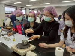 249615_0.jpg - โครงการส่งเสริมการเรียนรู้ตามอัธยาศัยให้กับประชาชนในเขตเทศบาลตำบลสันป่าตอง กิจกรรมการทำผลิตภัณฑ์คอสเมติค ลิปมันจากสารสกัดธรรมชาติ | https://www.sanpatong.go.th