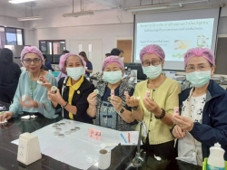 249616_0.jpg - โครงการส่งเสริมการเรียนรู้ตามอัธยาศัยให้กับประชาชนในเขตเทศบาลตำบลสันป่าตอง กิจกรรมการทำผลิตภัณฑ์คอสเมติค ลิปมันจากสารสกัดธรรมชาติ | https://www.sanpatong.go.th