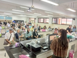 249617_0.jpg - โครงการส่งเสริมการเรียนรู้ตามอัธยาศัยให้กับประชาชนในเขตเทศบาลตำบลสันป่าตอง กิจกรรมการทำผลิตภัณฑ์คอสเมติค ลิปมันจากสารสกัดธรรมชาติ | https://www.sanpatong.go.th