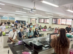 249618_0.jpg - โครงการส่งเสริมการเรียนรู้ตามอัธยาศัยให้กับประชาชนในเขตเทศบาลตำบลสันป่าตอง กิจกรรมการทำผลิตภัณฑ์คอสเมติค ลิปมันจากสารสกัดธรรมชาติ | https://www.sanpatong.go.th