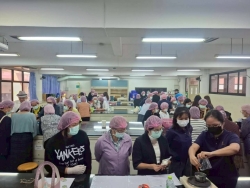 249625_0.jpg - โครงการส่งเสริมการเรียนรู้ตามอัธยาศัยให้กับประชาชนในเขตเทศบาลตำบลสันป่าตอง กิจกรรมการทำผลิตภัณฑ์คอสเมติค ลิปมันจากสารสกัดธรรมชาติ | https://www.sanpatong.go.th