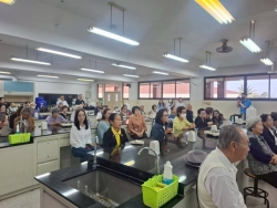 249631_0.jpg - โครงการส่งเสริมการเรียนรู้ตามอัธยาศัยให้กับประชาชนในเขตเทศบาลตำบลสันป่าตอง กิจกรรมการทำผลิตภัณฑ์คอสเมติค ลิปมันจากสารสกัดธรรมชาติ | https://www.sanpatong.go.th