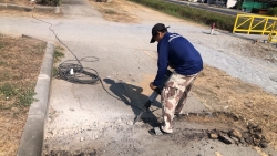 11.jpg - เทศบาลตำบลสันป่าตอง พร้อมกับเจ้าหน้าที่กองช่าง ดำเนินการซ่อมไฟฟ้าและเปลี่ยนหลอดไฟฟ้า บริเวณบ้านหย่อนสามัคคี ซอย 4 และยกฝารางระบายน้ำบ้านสันป่าตองหลวง และวางสะพานหลัง ธนาคารกรุงไทย สาขาสันป่าตอง | https://www.sanpatong.go.th