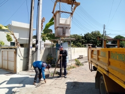 3.jpg - เทศบาลตำบลสันป่าตอง พร้อมกับเจ้าหน้าที่กองช่าง ดำเนินการซ่อมไฟฟ้าและเปลี่ยนหลอดไฟฟ้า บริเวณบ้านหย่อนสามัคคี ซอย 4 และยกฝารางระบายน้ำบ้านสันป่าตองหลวง และวางสะพานหลัง ธนาคารกรุงไทย สาขาสันป่าตอง | https://www.sanpatong.go.th