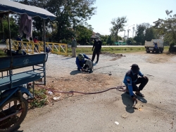 5.jpg - เทศบาลตำบลสันป่าตอง พร้อมกับเจ้าหน้าที่กองช่าง ดำเนินการซ่อมไฟฟ้าและเปลี่ยนหลอดไฟฟ้า บริเวณบ้านหย่อนสามัคคี ซอย 4 และยกฝารางระบายน้ำบ้านสันป่าตองหลวง และวางสะพานหลัง ธนาคารกรุงไทย สาขาสันป่าตอง | https://www.sanpatong.go.th