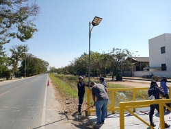 7.jpg - เทศบาลตำบลสันป่าตอง พร้อมกับเจ้าหน้าที่กองช่าง ดำเนินการซ่อมไฟฟ้าและเปลี่ยนหลอดไฟฟ้า บริเวณบ้านหย่อนสามัคคี ซอย 4 และยกฝารางระบายน้ำบ้านสันป่าตองหลวง และวางสะพานหลัง ธนาคารกรุงไทย สาขาสันป่าตอง | https://www.sanpatong.go.th