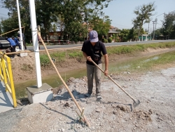 9.jpg - เทศบาลตำบลสันป่าตอง พร้อมกับเจ้าหน้าที่กองช่าง ดำเนินการซ่อมไฟฟ้าและเปลี่ยนหลอดไฟฟ้า บริเวณบ้านหย่อนสามัคคี ซอย 4 และยกฝารางระบายน้ำบ้านสันป่าตองหลวง และวางสะพานหลัง ธนาคารกรุงไทย สาขาสันป่าตอง | https://www.sanpatong.go.th