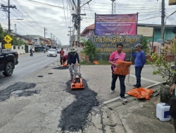 45031.jpg - เทศบาลตำบลสันป่าตอง ร่วมกับกองช่างได้รับมอบหมายจากคณะผู้บริหาร เทศบาลตำบลสันป่าตองให้ดำเนินการซ่อมแซมถนน | https://www.sanpatong.go.th