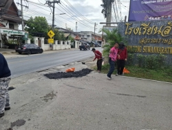 45032.jpg - เทศบาลตำบลสันป่าตอง ร่วมกับกองช่างได้รับมอบหมายจากคณะผู้บริหาร เทศบาลตำบลสันป่าตองให้ดำเนินการซ่อมแซมถนน | https://www.sanpatong.go.th