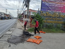 45036.jpg - เทศบาลตำบลสันป่าตอง ร่วมกับกองช่างได้รับมอบหมายจากคณะผู้บริหาร เทศบาลตำบลสันป่าตองให้ดำเนินการซ่อมแซมถนน | https://www.sanpatong.go.th