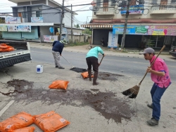 45037.jpg - เทศบาลตำบลสันป่าตอง ร่วมกับกองช่างได้รับมอบหมายจากคณะผู้บริหาร เทศบาลตำบลสันป่าตองให้ดำเนินการซ่อมแซมถนน | https://www.sanpatong.go.th