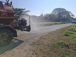 22918.jpg - งานป้องกันฯ เทศบาลตำบลสันป่าตอง ได้นำรถบรรทุกน้ำขนาด 5,000 ลิตร ดำเนินการพ่นน้ำถนนคันคลองชลประทาน ข้าง ธกส สันป่าตองถนน | https://www.sanpatong.go.th