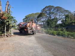 22920.jpg - งานป้องกันฯ เทศบาลตำบลสันป่าตอง ได้นำรถบรรทุกน้ำขนาด 5,000 ลิตร ดำเนินการพ่นน้ำถนนคันคลองชลประทาน ข้าง ธกส สันป่าตองถนน | https://www.sanpatong.go.th