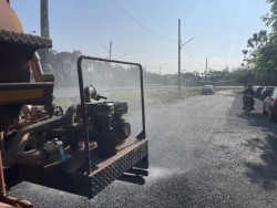 S__128491589.jpg - งานป้องกันฯ เทศบาลตำบลสันป่าตอง ได้นำรถบรรทุกน้ำขนาด 5,000 ลิตร ดำเนินการพ่นน้ำถนนคันคลองชลประทาน ข้าง ธกส สันป่าตองถนน | https://www.sanpatong.go.th