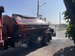 S__128491593.jpg - งานป้องกันฯ เทศบาลตำบลสันป่าตอง ได้นำรถบรรทุกน้ำขนาด 5,000 ลิตร ดำเนินการพ่นน้ำถนนคันคลองชลประทาน ข้าง ธกส สันป่าตองถนน | https://www.sanpatong.go.th