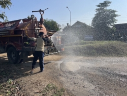 S__128491594.jpg - งานป้องกันฯ เทศบาลตำบลสันป่าตอง ได้นำรถบรรทุกน้ำขนาด 5,000 ลิตร ดำเนินการพ่นน้ำถนนคันคลองชลประทาน ข้าง ธกส สันป่าตองถนน | https://www.sanpatong.go.th