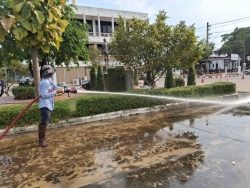 23323.jpg - เทศบาลตำบลสันป่าตอง ร่วมกับงานป้องกันและบรรเทาสาธารณภัย ได้นำรถดับเพลิง 5000 ลิตร ร่วมกิจกรรม จิตอาสาพัฒนาปรับปรุงภูมิทัศน์ เพื่อขับเคลื่อนโครงการเชียงใหม่เมืองสะอาด | https://www.sanpatong.go.th