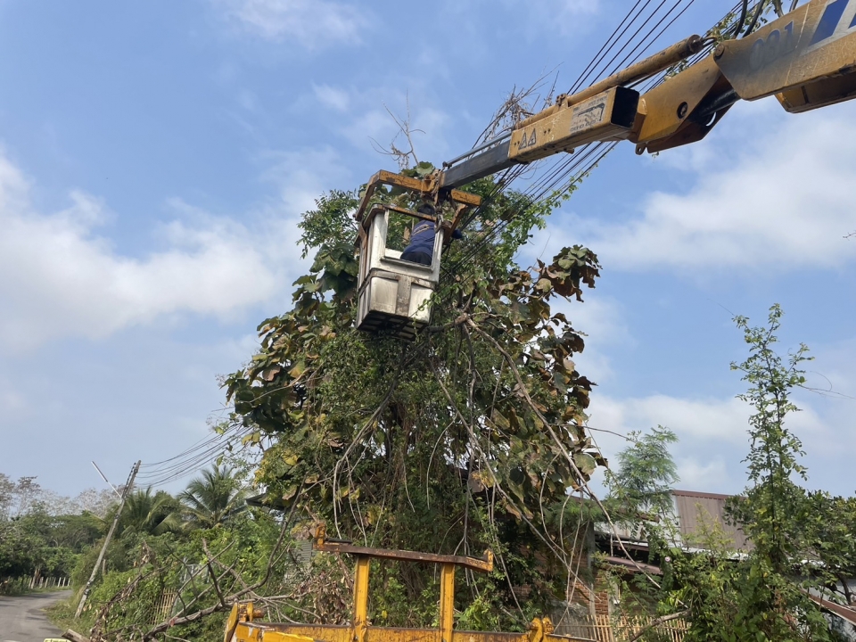 เทศบาลตำบลสันป่าตอง ร่วมกับงานป้องกันและบรรเทาสาธารรภัยได้ดำเนินการแก้ไขปัญหา กรณีต้นไม้หักพาดสายไฟ ภาพที่ 10 | https://www.sanpatong.go.th