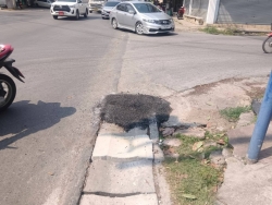 46689.jpg - เทศบาลตำบลสันป่าตองร่วมกับกองช่าง ได้ดำเนินการซ่อมแซมฝารางระบายน้ำ ถนน108หน้าร้านศรีวงษ์ทอง  | https://www.sanpatong.go.th