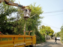 46694.jpg - เทศบาลตำบลสันป่าตองร่วมกับกองช่าง ได้ดำเนินการซ่อม แซมไฟหมู่บ้านสิริเชียงใหม่4จุด และซอย1หลังอำเภอ 1จุด | https://www.sanpatong.go.th