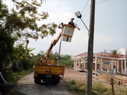 46703.jpg - เทศบาลตำบลสันป่าตองร่วมกับกองช่าง ได้ดำเนินการซ่อม แซมไฟหมู่บ้านสิริเชียงใหม่4จุด และซอย1หลังอำเภอ 1จุด | https://www.sanpatong.go.th