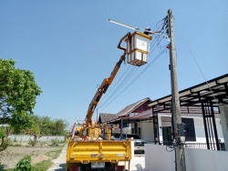 48167.jpg - เทศบาลตำบลสันป่าตอง พร้อมกับกองช่างงานไฟฟ้าติดตั้งโคมไฟถนน LED.20W.พร้อมอุปกรณ์ครบชุดถ.จัดสรร วัดร้องสร้าน | https://www.sanpatong.go.th