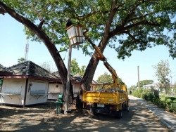 48169.jpg - เทศบาลตำบลสันป่าตอง พร้อมกับกองช่างงานไฟฟ้าติดตั้งโคมไฟถนน LED.20W.พร้อมอุปกรณ์ครบชุดถ.จัดสรร วัดร้องสร้าน | https://www.sanpatong.go.th