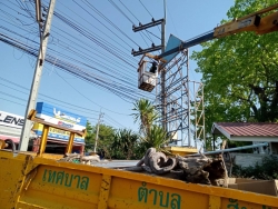 48172.jpg - เทศบาลตำบลสันป่าตอง พร้อมกับกองช่างงานไฟฟ้าติดตั้งโคมไฟถนน LED.20W.พร้อมอุปกรณ์ครบชุดถ.จัดสรร วัดร้องสร้าน | https://www.sanpatong.go.th