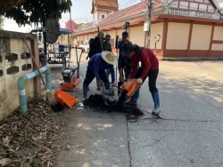 48188.jpg - เทศบาลตำบลสันป่าตองร่วมกับกองช่าง ได้ดำเนินการซ่อมแซมถนน บริเวณซอยข้างร้านจิตรช่าง หมู่ 1ต.ยุหว่า  | https://www.sanpatong.go.th