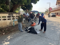 48190.jpg - เทศบาลตำบลสันป่าตองร่วมกับกองช่าง ได้ดำเนินการซ่อมแซมถนน บริเวณซอยข้างร้านจิตรช่าง หมู่ 1ต.ยุหว่า  | https://www.sanpatong.go.th