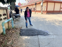 48192.jpg - เทศบาลตำบลสันป่าตองร่วมกับกองช่าง ได้ดำเนินการซ่อมแซมถนน บริเวณซอยข้างร้านจิตรช่าง หมู่ 1ต.ยุหว่า  | https://www.sanpatong.go.th