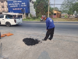 49161.jpg - เทศบาลตำบลสันป่าตองร่วมกับกองช่าง ได้ดำเนินการซ่อมแซมถนนบริเวณหน้าหมุูบ้านสิริเชียงใหม่ | https://www.sanpatong.go.th