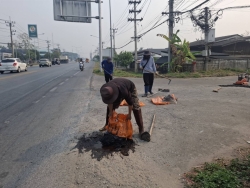 49162.jpg - เทศบาลตำบลสันป่าตองร่วมกับกองช่าง ได้ดำเนินการซ่อมแซมถนนบริเวณหน้าหมุูบ้านสิริเชียงใหม่ | https://www.sanpatong.go.th