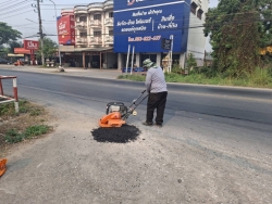 49166.jpg - เทศบาลตำบลสันป่าตองร่วมกับกองช่าง ได้ดำเนินการซ่อมแซมถนนบริเวณหน้าหมุูบ้านสิริเชียงใหม่ | https://www.sanpatong.go.th