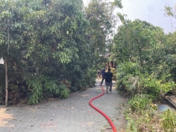 S__131096614.jpg - เทศบาลตำบลสันป่าตองพร้อมกับงานป้องกันฯ ทต.สันป่าตอง นำรถ ดับเพลิง บัวตอง 2 พร้อม จนท 5 นาย เข้าระงับเหตุ เบื้องต้น เป็นห้องเก็บของ  | https://www.sanpatong.go.th