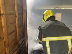 S__131096617.jpg - เทศบาลตำบลสันป่าตองพร้อมกับงานป้องกันฯ ทต.สันป่าตอง นำรถ ดับเพลิง บัวตอง 2 พร้อม จนท 5 นาย เข้าระงับเหตุ เบื้องต้น เป็นห้องเก็บของ  | https://www.sanpatong.go.th