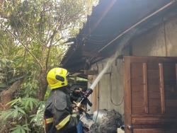 S__131096619.jpg - เทศบาลตำบลสันป่าตองพร้อมกับงานป้องกันฯ ทต.สันป่าตอง นำรถ ดับเพลิง บัวตอง 2 พร้อม จนท 5 นาย เข้าระงับเหตุ เบื้องต้น เป็นห้องเก็บของ  | https://www.sanpatong.go.th