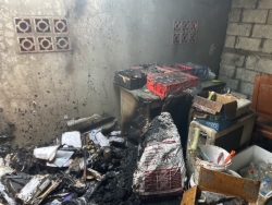 S__131096620.jpg - เทศบาลตำบลสันป่าตองพร้อมกับงานป้องกันฯ ทต.สันป่าตอง นำรถ ดับเพลิง บัวตอง 2 พร้อม จนท 5 นาย เข้าระงับเหตุ เบื้องต้น เป็นห้องเก็บของ  | https://www.sanpatong.go.th