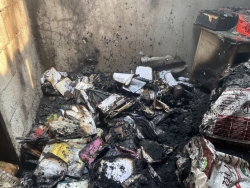 S__131096621.jpg - เทศบาลตำบลสันป่าตองพร้อมกับงานป้องกันฯ ทต.สันป่าตอง นำรถ ดับเพลิง บัวตอง 2 พร้อม จนท 5 นาย เข้าระงับเหตุ เบื้องต้น เป็นห้องเก็บของ  | https://www.sanpatong.go.th