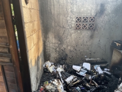 S__131096625.jpg - เทศบาลตำบลสันป่าตองพร้อมกับงานป้องกันฯ ทต.สันป่าตอง นำรถ ดับเพลิง บัวตอง 2 พร้อม จนท 5 นาย เข้าระงับเหตุ เบื้องต้น เป็นห้องเก็บของ  | https://www.sanpatong.go.th